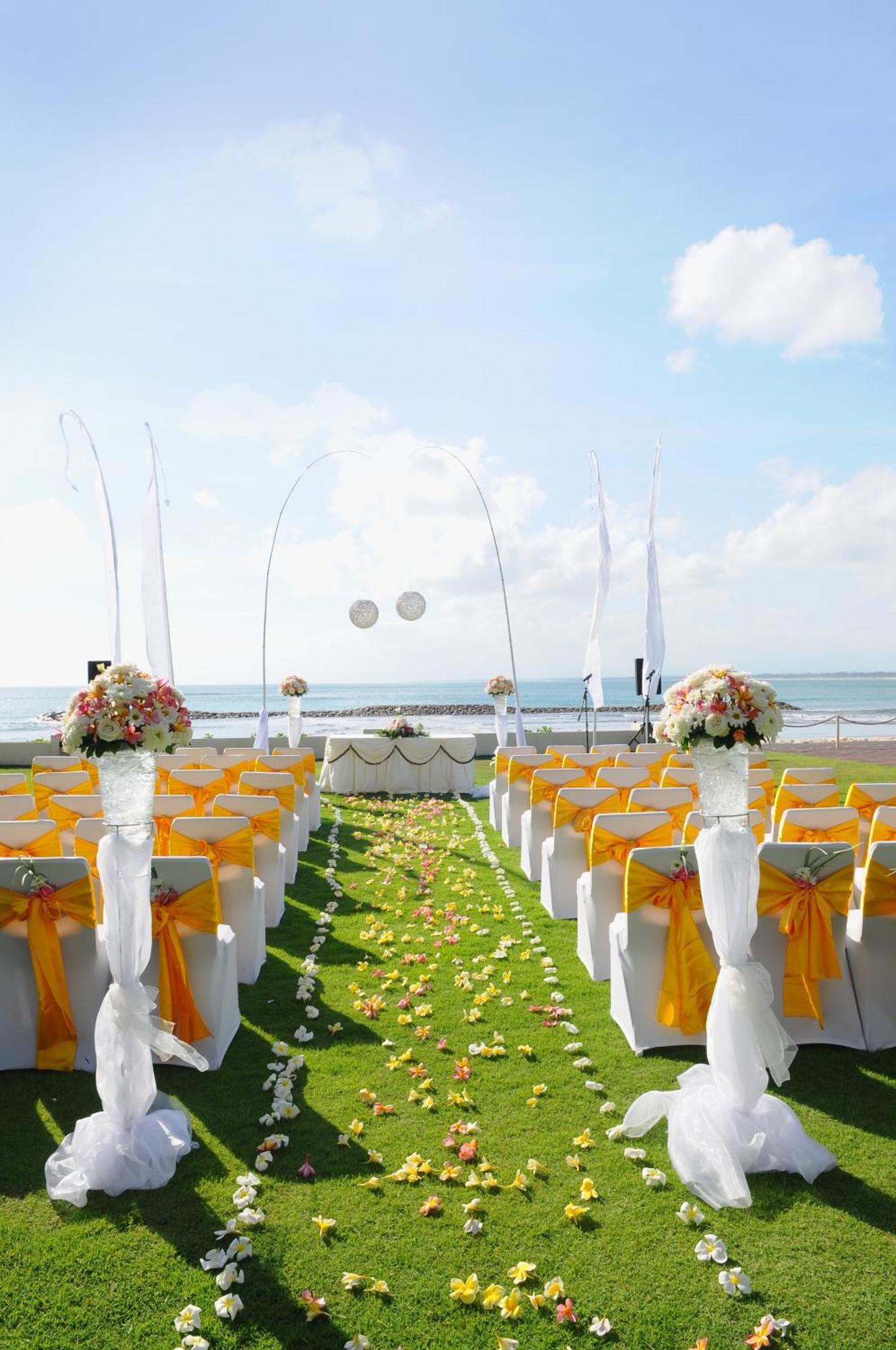 Discovery Kartika Plaza Hotel Kuta  Ngoại thất bức ảnh A beach wedding in Bali, Indonesia