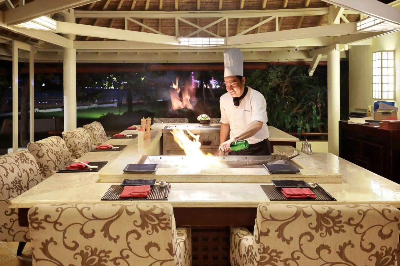 Discovery Kartika Plaza Hotel Kuta  Ngoại thất bức ảnh A chef at work at the restaurant